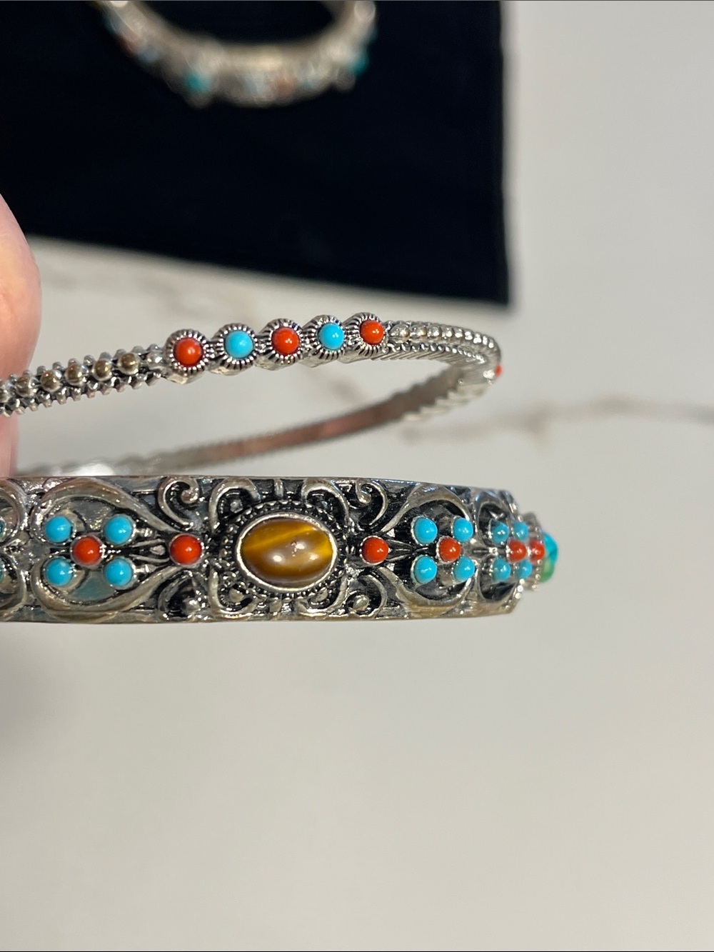 5 SilverTone Turquoise, Coral, Cat’s Eye Accent Bangle Bracelet Set. Faux stones - Picture 6 of 16